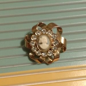 Vtg signed cameo pin brooch